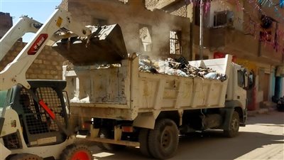 بالصور.. مدينة إسنا تشن حملات نظافة موسعة لرفع كفاءة الطرق جنوب الأقصر