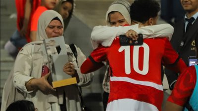 محمد عبد الله يهدى والدته جائزة رجل المباراة 