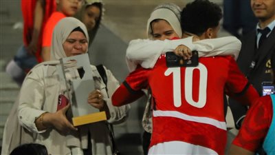 محمد عبد الله يهدى والدته جائزة رجل المباراة 