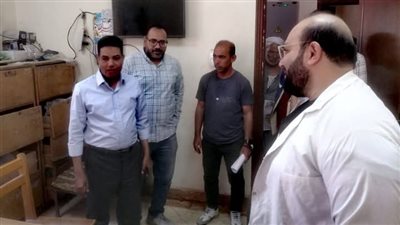 «وكيل الصحة» يتابع سير العملية الطبية بالقافلة العلاجية غرب الأقصر (صور)