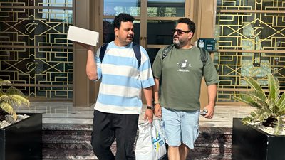 أكرم حسني ومصطفى غريب يتبادلان المزاح قبل أول عرض مسرحية 