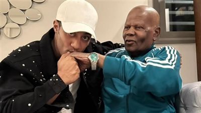 «يقبل يده».. محمد رمضان يطل على جمهوره برفقة والده