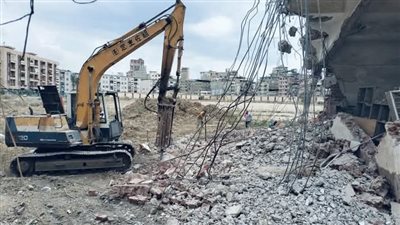 استمرار الأعمال الإنشائية وإزالة المباني القديمة باستاد دمياط