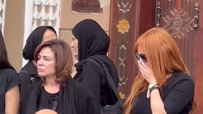 انهيار كارول سماحه في جنازة زوجها وليد مصطفى وإلهام شاهين تساندها.. صور