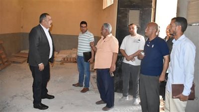 رئيس «مياه الأقصر» يتفقد التجهيزات النهائية لورشة تصنيع ملابس العامل (صور)