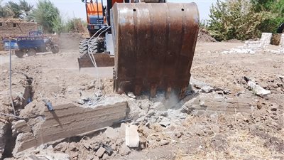 بالصور.. حملة لإزالة وإحباط محاولات البناء المخالف غرب الأقصر