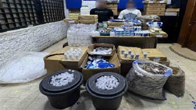 ضبط مصنع غير مرخص لإنتاج محلول خاص بالعدسات اللاصقة في دار السلام