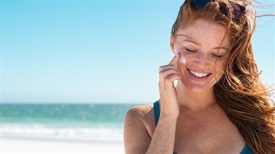 هل مرطبات البشرة تعمل كعامل حماية الشمس؟