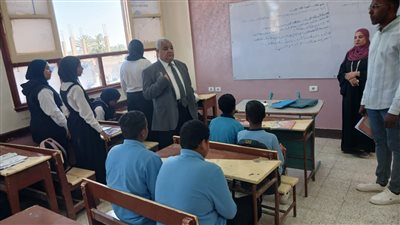 «وكيل التعليم» يتفقد عدد من المنشآت التعليمية في الأقصر (صور)