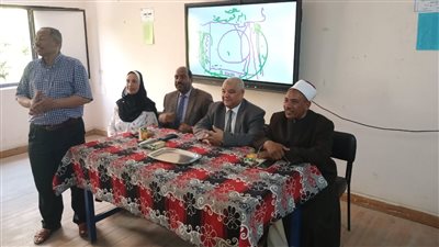 «وكيل التعليم» يشارك بعدد من الندوات والأنشطة الطلابية بمدارس الأقصر (صور)