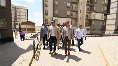 وزير الإسكان يتفقد مشروع 