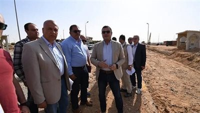 وزير الإسكان يستكمل جولته اليوم بتفقد محاور وطرق مدينة الشروق