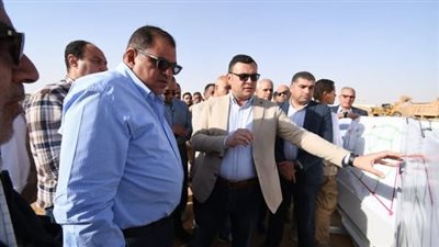 وزير الإسكان بتفقد مشروعات تنفيذ شبكات المرافق بمنطقتي جنيفة والرابية بمدينة الشروق