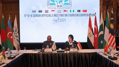 يمني البحار تستعرض تحديات قطاع السياحة أمام منظمة الدول الثماني النامية للتعاون الاقتصادي