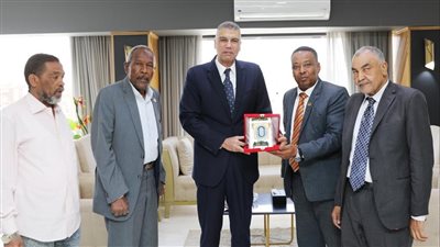 بمناسبة عيد العمال.. الاتحاد المحلى لنقابات عمال أسوان يهدى درع للمحافظ