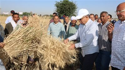 محافظ المنيا يُكرم المزارعين والرائدات الريفيات ومهندسي الإرشاد بمركز العدوة 