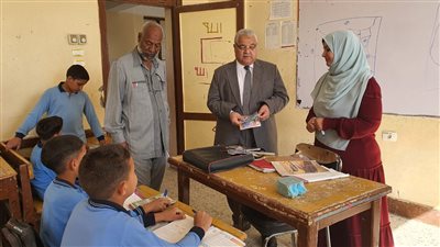 وكيل «تعليم الأقصر» يوجه بالالتزام بالخطة الزمنية المقررة لشرح المناهج الدراسية