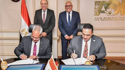 الحفني ورئيس الهيئة العربية للتصنيع يشهدا توقيع بروتوكول تعاون بين أكاديمية علوم الطيران المدني ومصنع الإلكترونيات 