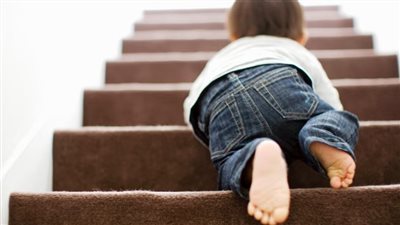 العلماء يكتشفون أخيرًا.. سبب تأخر المشي عند الأطفال