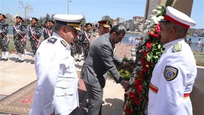محافظ دمياط يضع إكليل الزهور على النصب التذكاري احتفالًا بالعيد القومى 
