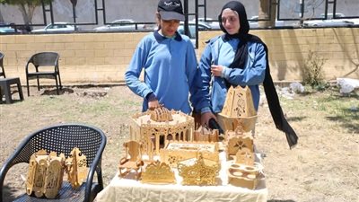 محافظ السويس يتيح مساحة لعرض منتجات الطلاب بالممشى التاريخي