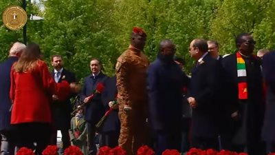 الرئيس السيسي والقادة يضعون إكليلا من الزهور على قبر الجندي المجهول في موسكو