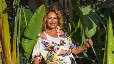 ليلى علوي تخطف الأنظار بإطلالة شبابية (صور)