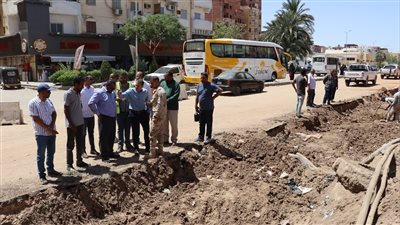 تفاصيل تفقد نائب محافظ أسوان تطوير وتوسعة طريق السادات