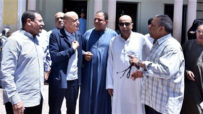 بالصور.. محافظ الأقصر يلتقي الأهالي لاستعراض مطالبهم بمنطقة الكرنك