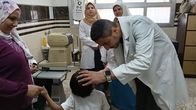 بالصور.. توقيع الكشف الطبي على 80 حالة بمدرسة المكفوفين ببنها