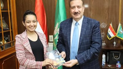 تفاصيل.. محافظ المنوفية يكرم الطالبة مخترعة «علاج الخلايا السرطانية» 