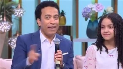 سامح حسين وزوجته وبناته في ضيافة منى الشاذلي 