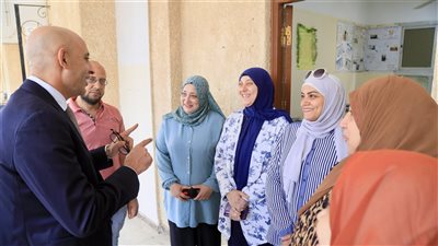 بالصور.. وزير التعليم يحاور الطلاب والمعلمين خلال جولته لمدارس الحوامدية