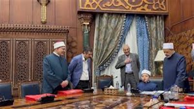 تفاصيل تكريم شيخ الأزهر لطفل واستماعه إليه واقفا