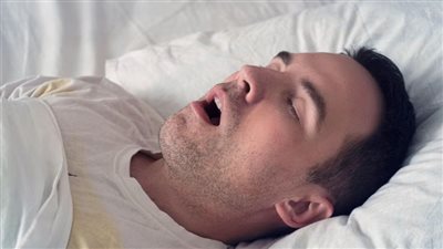 على الجانب أم على الظهر.. وضعية النوم الأفضل وفقًا للخبراء