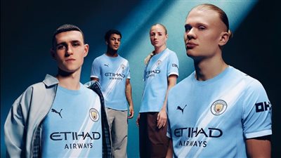 بالفيديو.. مانشستر سيتي يزيح الستار عن قميصه الأساسي للموسم الجديد 