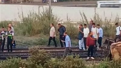 «الجرار اتقسم نصين».. مصرع شخص في حادث تصادم قطار بالبحيرة 