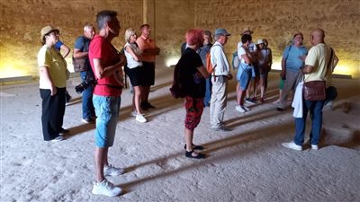 بالتفاصيل.. وفد سياحي يزور منطقة آثار بنى حسن بالمنيا