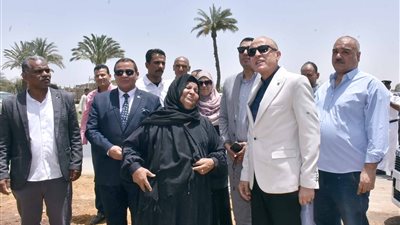 «محافظ الأقصر» يلبى دعوة سيدة لزيارة منزلها بالبر الغربي (صور)