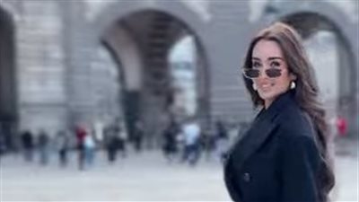 هنا الزاهد تخطف الأنظار في شوارع باريس بـ 