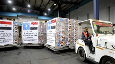 دعما للأشقاء.. الداخلية ترسل شحنات من ملابس الشرطة إلى الصومال | صور