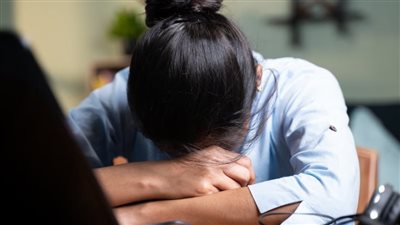 كيف يؤثر العمل المفرط على الدماغ؟