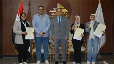 رئيس الجامعة يُكرّم الطالبات الفائزات في بطولة رفع الأثقال للجامعات المصرية
