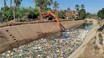 تنفيذ أعمال تطهير مخلفات الري للترع بمركز الزينية في الأقصر