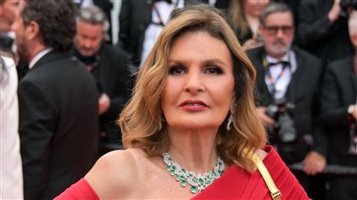 بعد أن أشعلت مهرجان كان السينمائي بإطلالتها.. يسرا توجه هذه الرسالة (صور)