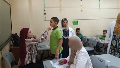 جامعة بنها تواصل قوافلها الطبية بمدارس القليوبية (صور)