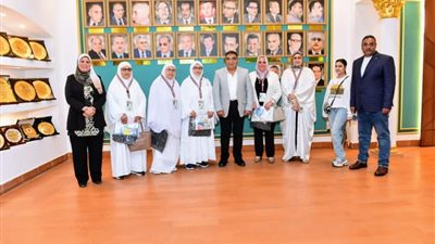 محافظ الدقهلية يسلم تأشيرات وتذاكر الحج لعدد من حجاج الجمعيات الأهلية