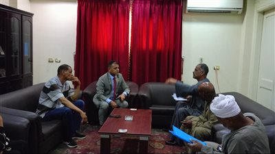 رئيس «مدينة البياضية» يتلقى شكاوى الأهالي في اليوم المفتوح بالأقصر