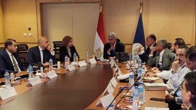 وزير السياحة والآثار يناقش المنظومة الجديدة للحصول على التأشيرة الاضطرارية عند منافذ الوصول الجوية المصرية