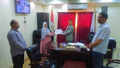 رئيس «مدينة البياضية» يكرم الموظف المثالي عن شهر مايو 2025 بالأقصر